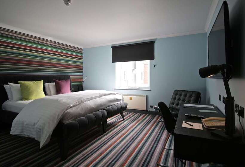استراحتگاه Village Hotel Wirral