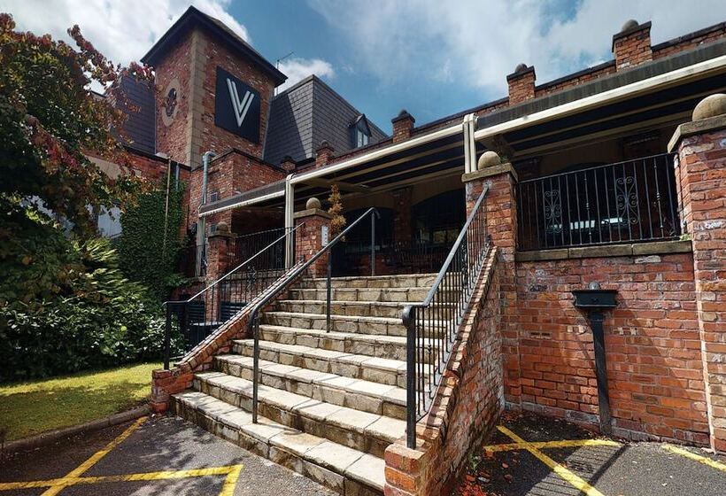 استراحتگاه Village Hotel Wirral