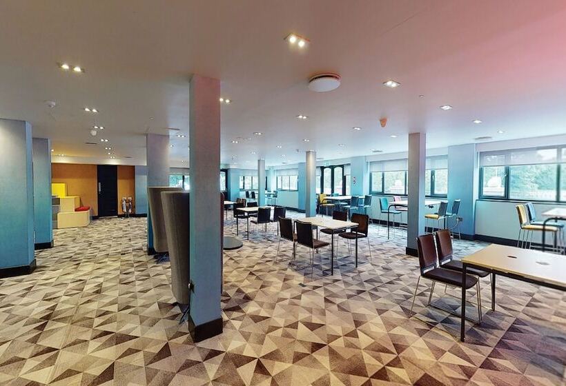 استراحتگاه Village Hotel Wirral