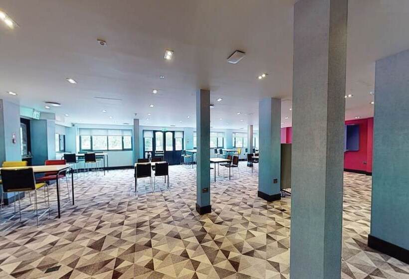استراحتگاه Village Hotel Wirral