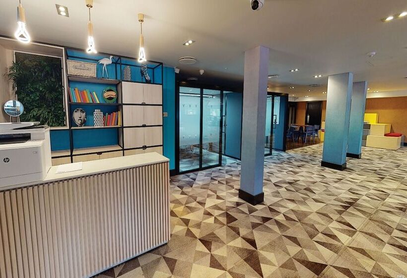 استراحتگاه Village Hotel Wirral