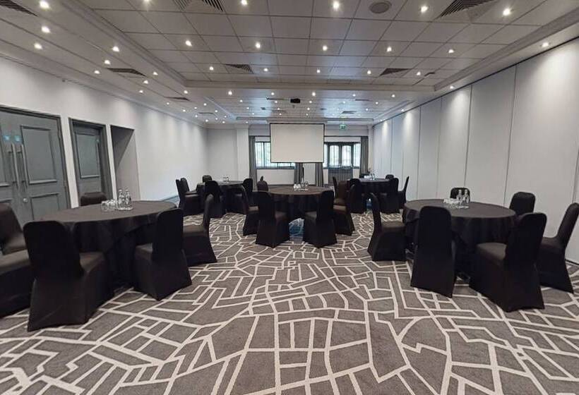 استراحتگاه Village Hotel Wirral