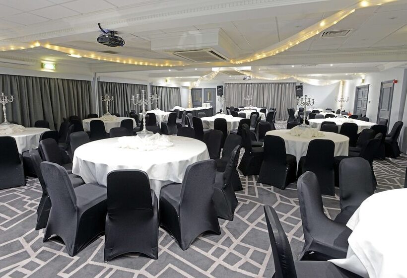 استراحتگاه Village Hotel Wirral