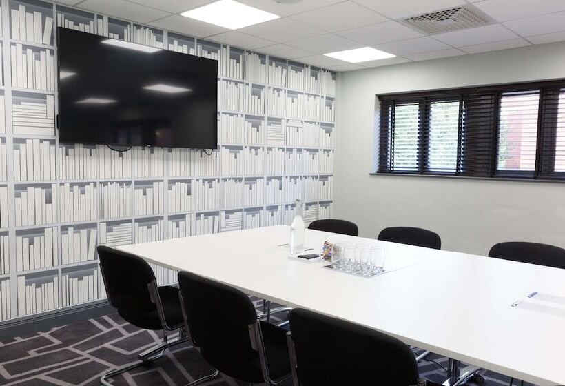 استراحتگاه Village Hotel Wirral