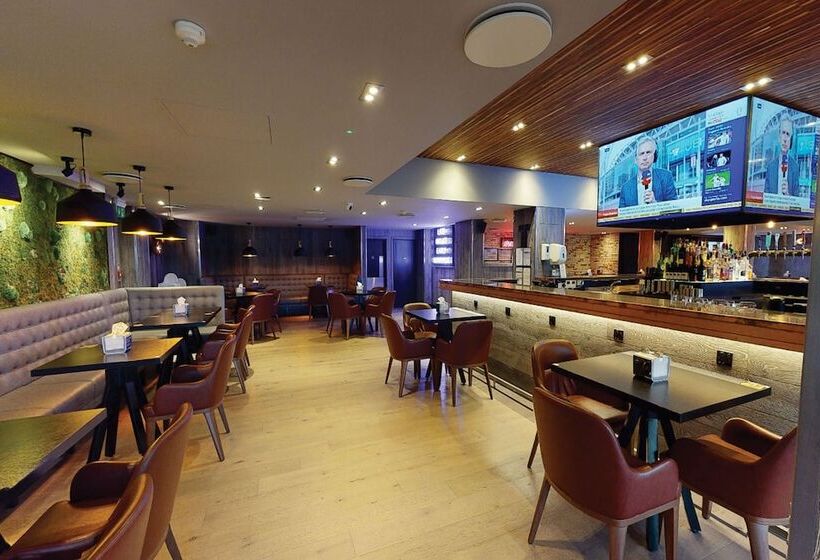 استراحتگاه Village Hotel Wirral