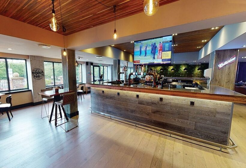 استراحتگاه Village Hotel Wirral