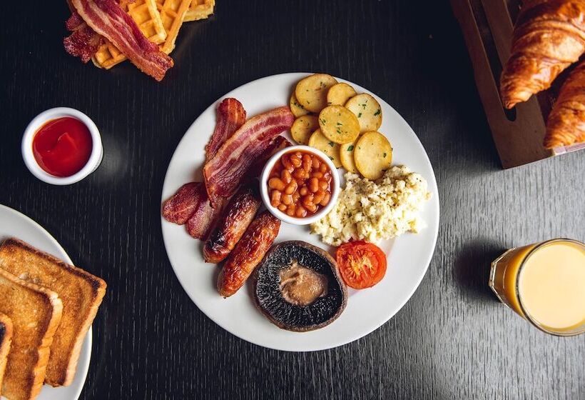 استراحتگاه Village Hotel Wirral