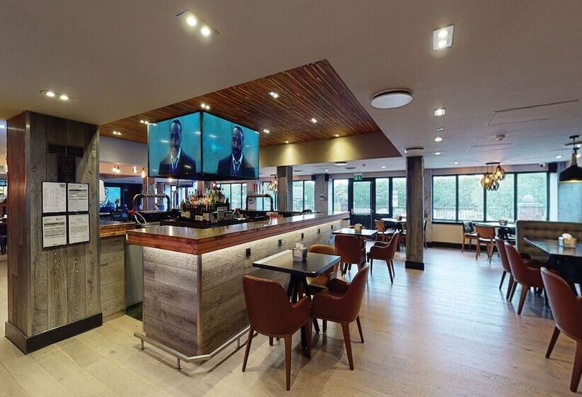 استراحتگاه Village Hotel Wirral