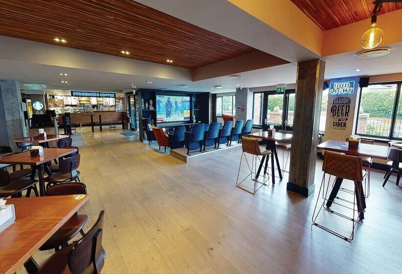 استراحتگاه Village Hotel Wirral