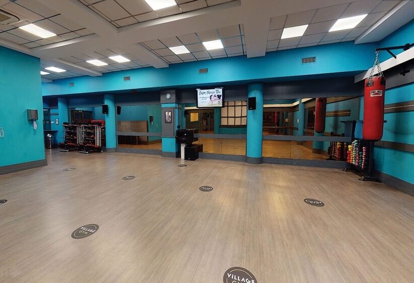 استراحتگاه Village Hotel Wirral
