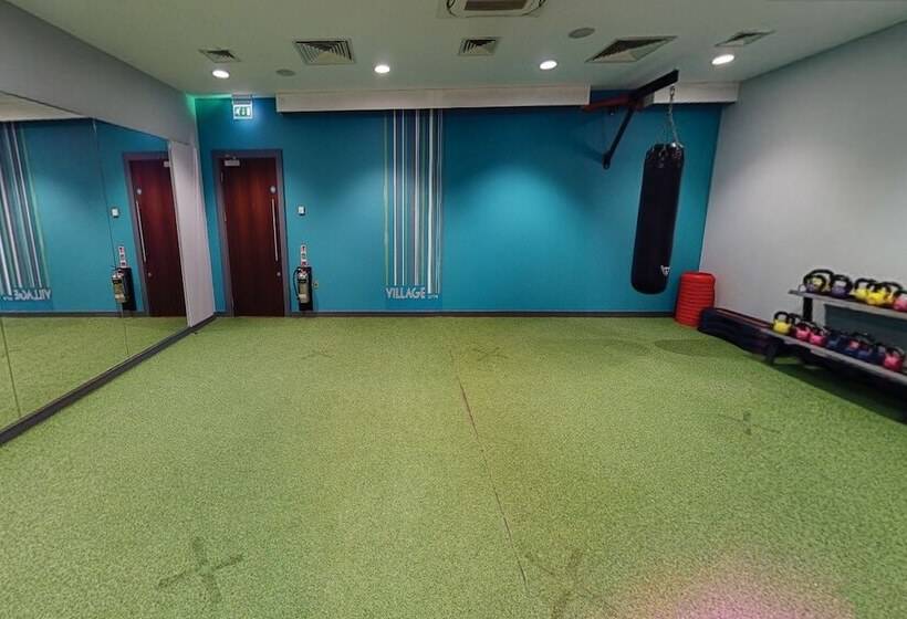 استراحتگاه Village Hotel Wirral