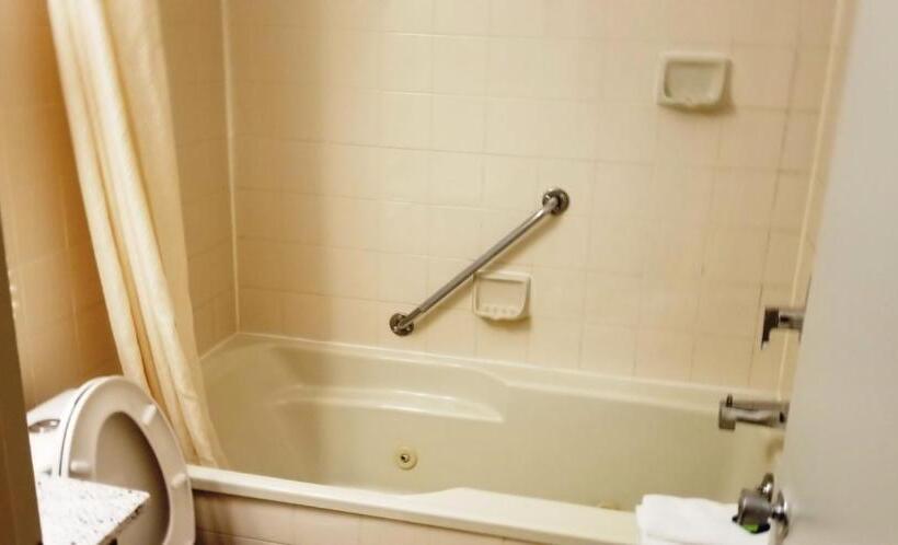 هتل Baymont By Wyndham Montreal Airport
