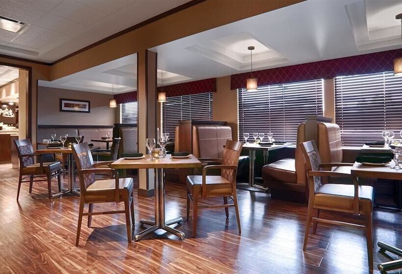 هتل Best Western Premier Denham Inn & Suites