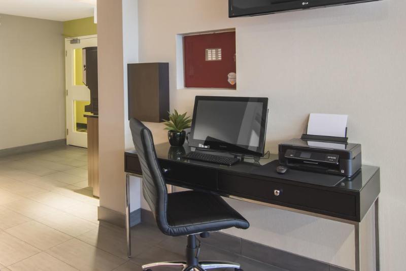 هتل Comfort Inn Airport East