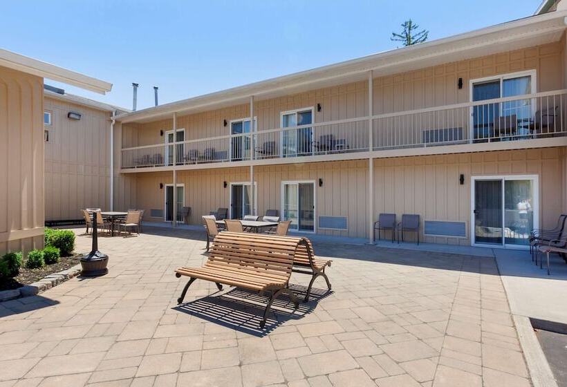 Отель Comfort Inn & Suites Thousand Islands Harbour District