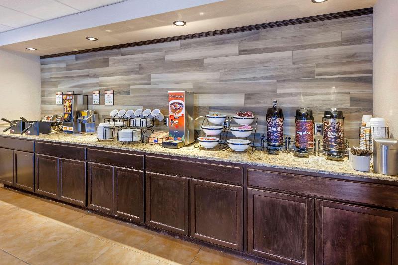 Отель Comfort Inn & Suites Thousand Islands Harbour District