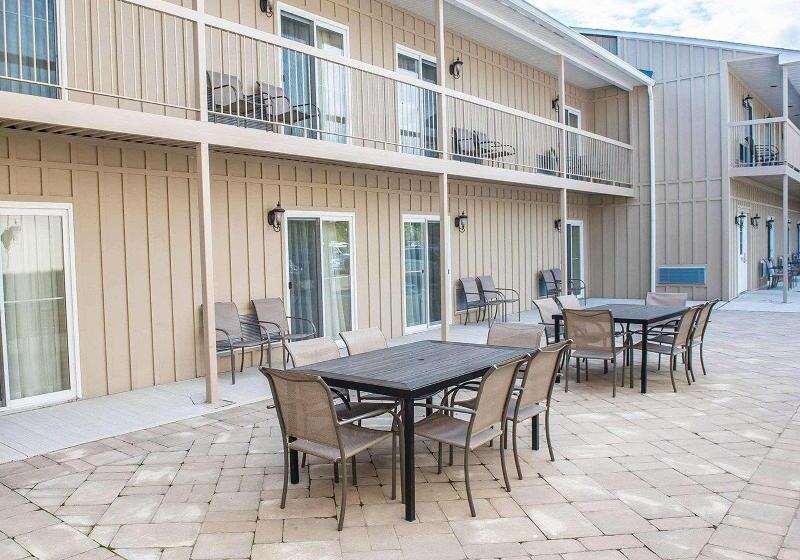 Отель Comfort Inn & Suites Thousand Islands Harbour District