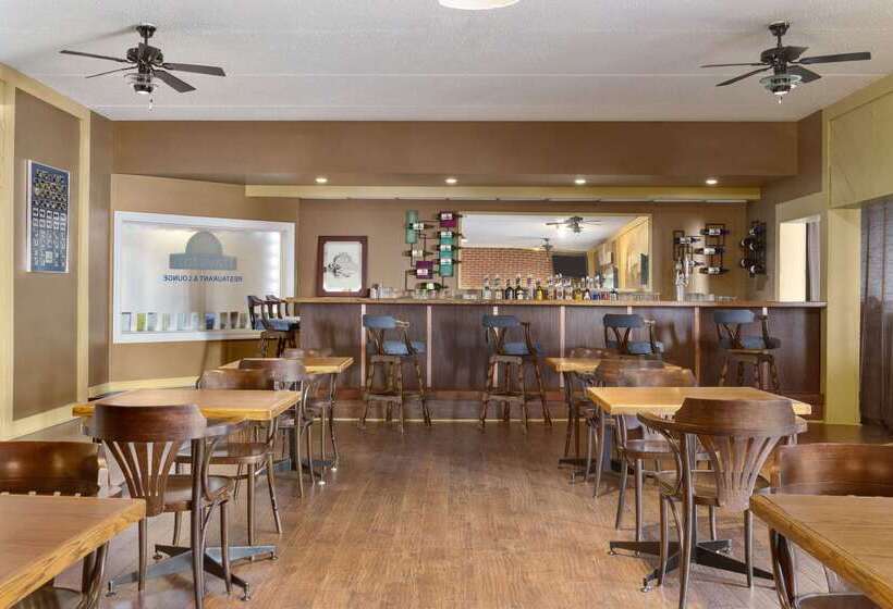 בית מלון כפרי Days Inn By Wyndham Bridgewater Conference Center