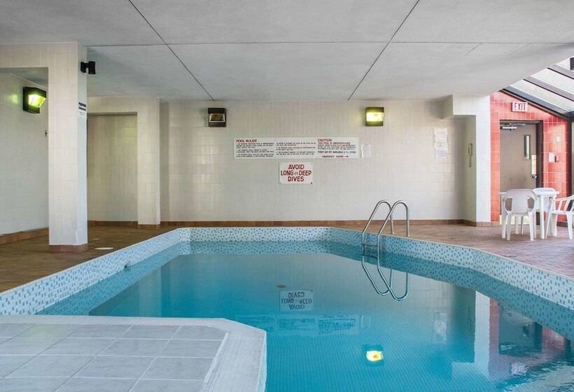 هتل Econo Lodge By The Falls