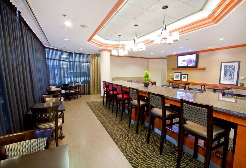 هتل Hampton Inn Vancouver Airport Richmond