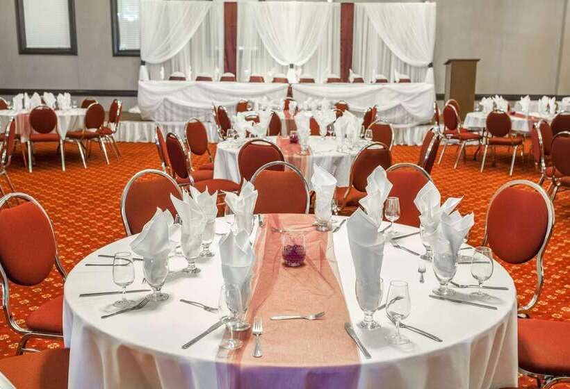 هتل Ramada By Wyndham Timmins