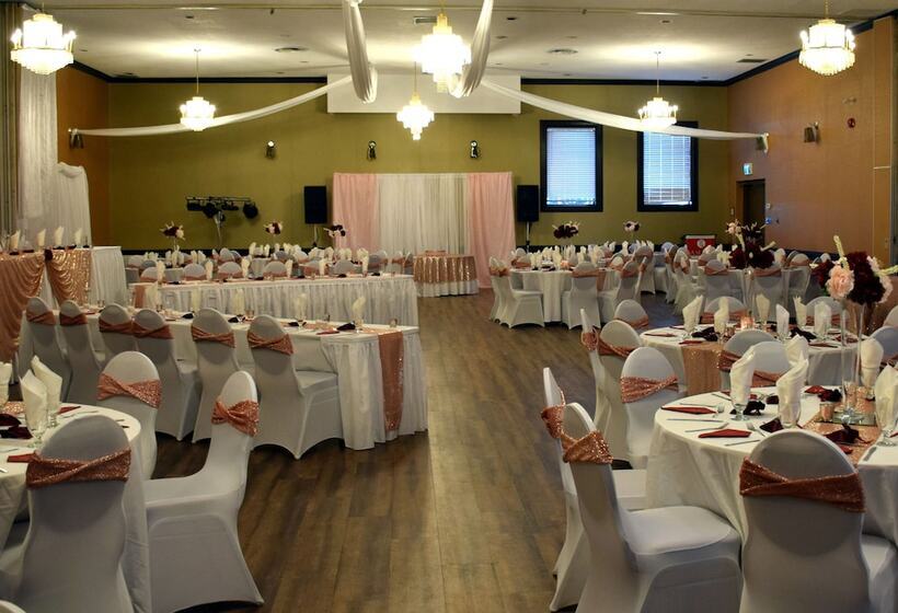 هتل Ramada By Wyndham Timmins
