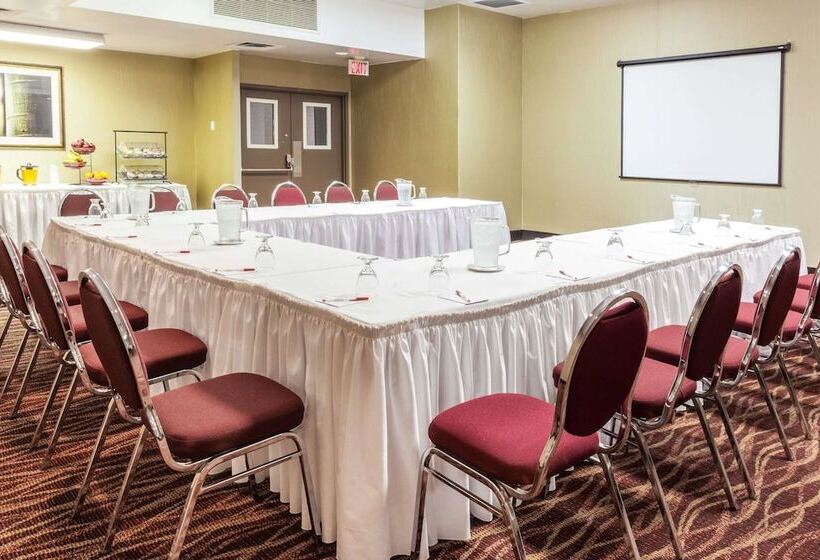 هتل Ramada By Wyndham Timmins