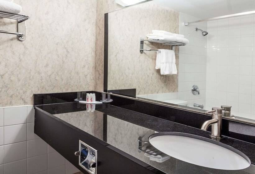 هتل Ramada By Wyndham Timmins