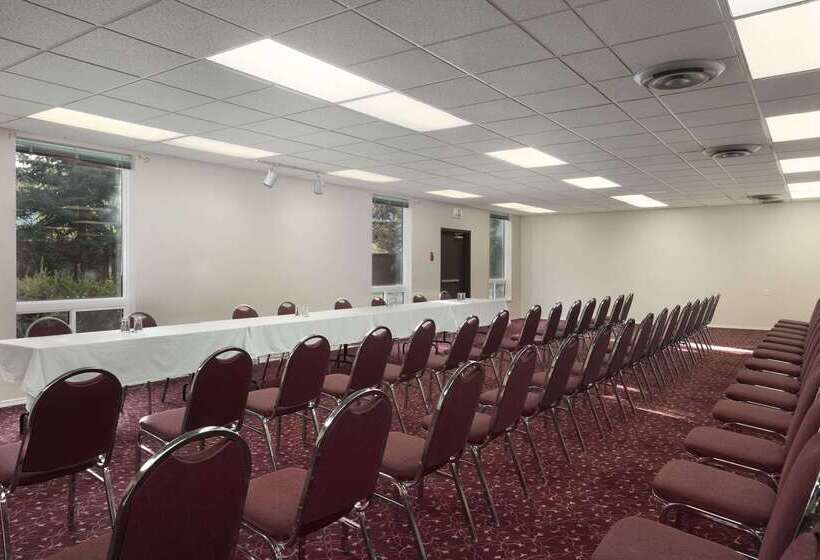 هتل Super 8 By Wyndham West Kelowna Bc