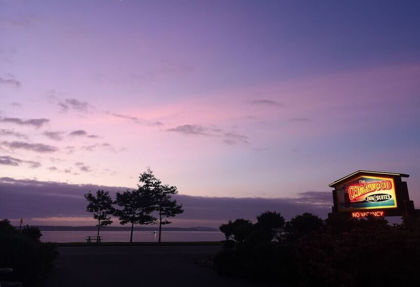 هتل The Cedarwood Inn & Suites