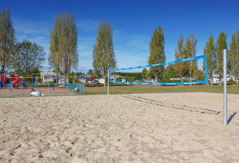 هتل The Cedarwood Inn & Suites