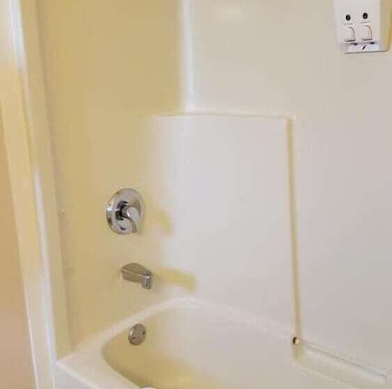 هتل The Cedarwood Inn & Suites