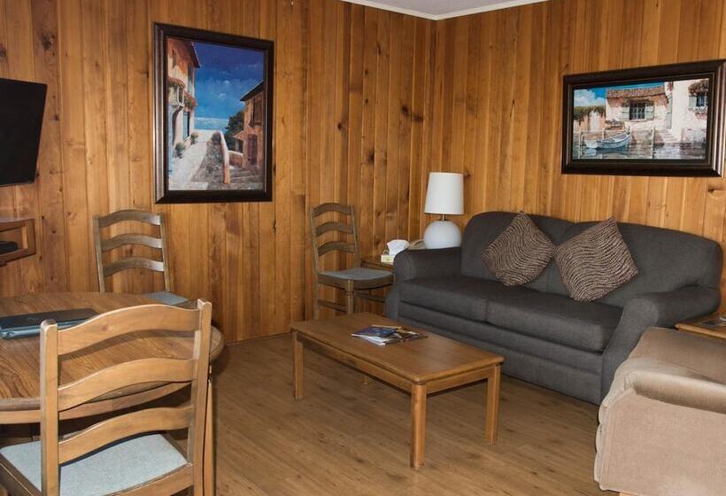 هتل The Cedarwood Inn & Suites