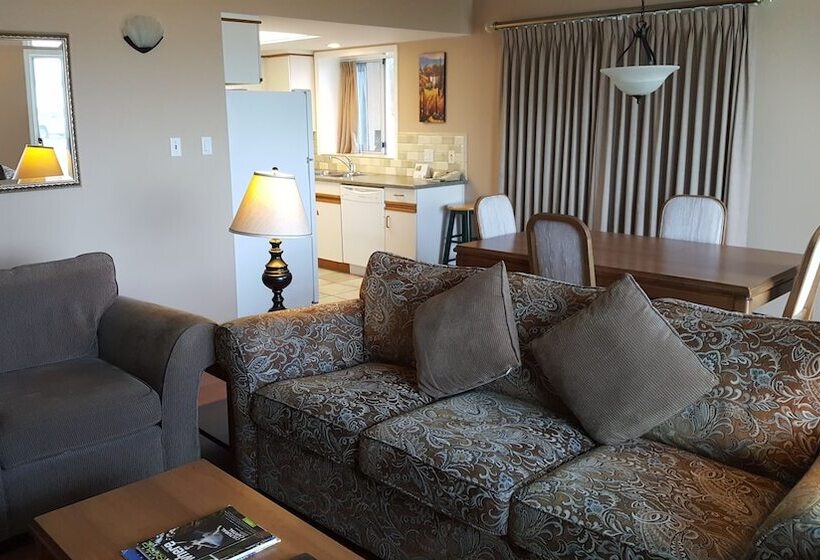 هتل The Cedarwood Inn & Suites