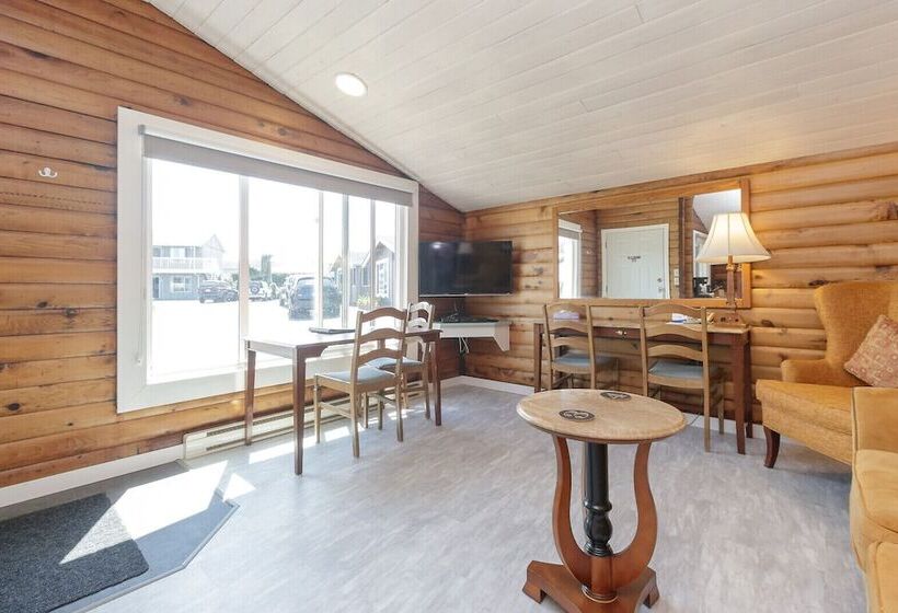 هتل The Cedarwood Inn & Suites