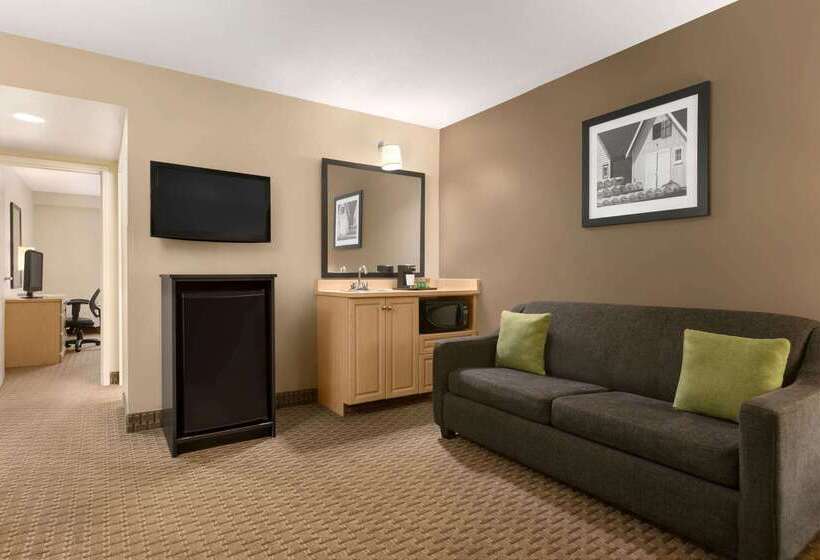 هتل Travelodge Suites By Wyndham Moncton