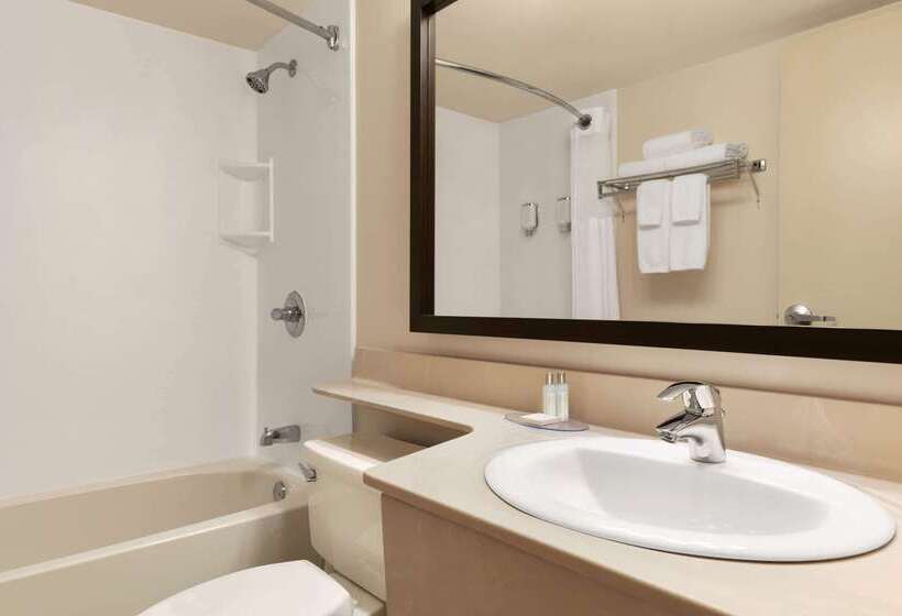 هتل Travelodge Suites By Wyndham Moncton