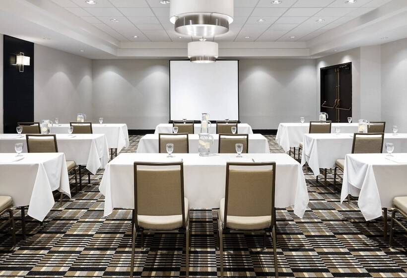 هتل Four Points By Sheraton Mississauga  Meadowvale