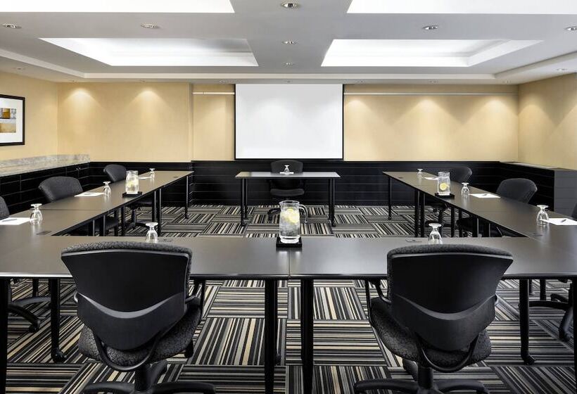 هتل Four Points By Sheraton Mississauga  Meadowvale