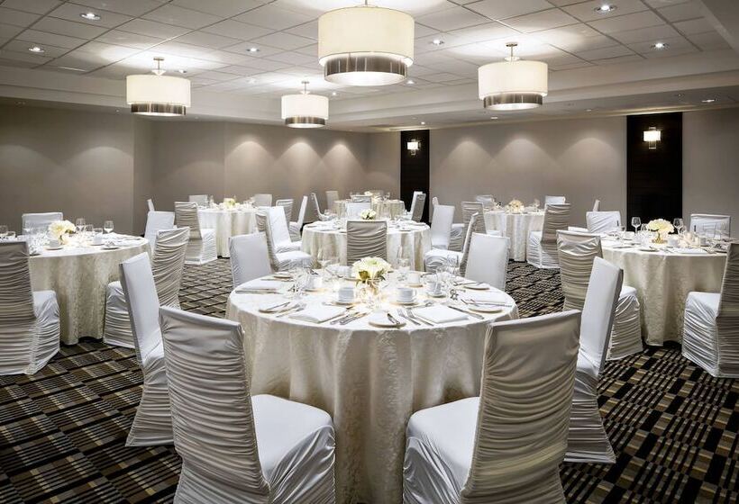 هتل Four Points By Sheraton Mississauga  Meadowvale