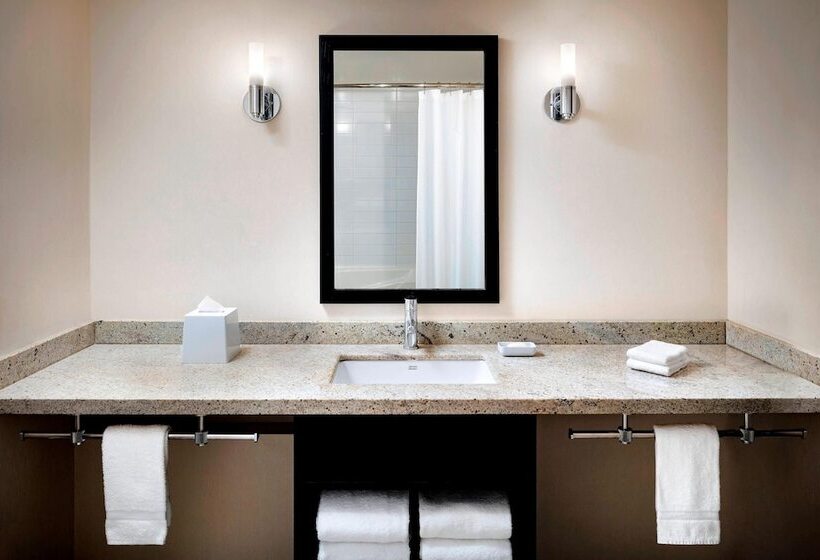 هتل Four Points By Sheraton Mississauga  Meadowvale
