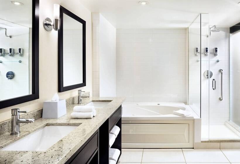 هتل Four Points By Sheraton Mississauga  Meadowvale