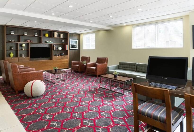 هتل Four Points By Sheraton Surrey