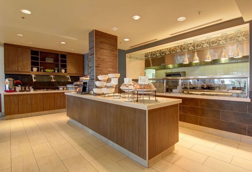 בית מלון כפרי Hilton Garden Inn Calgary Airport