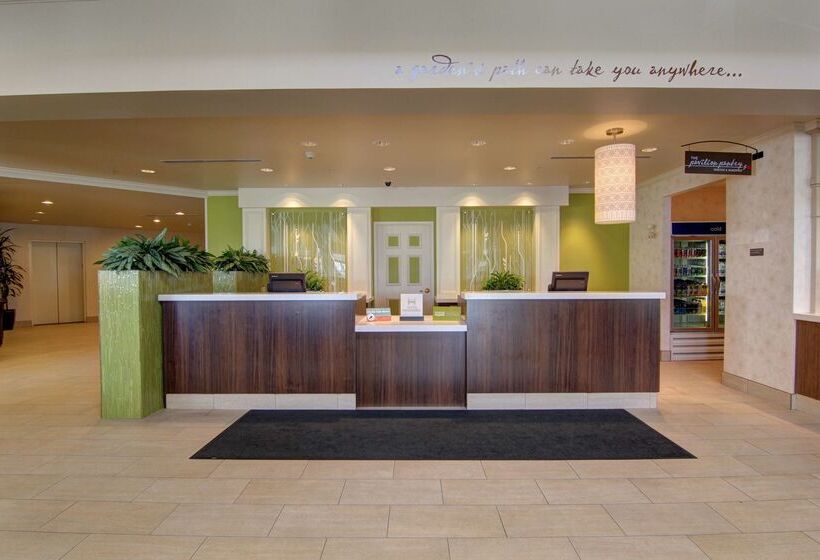 בית מלון כפרי Hilton Garden Inn Calgary Airport