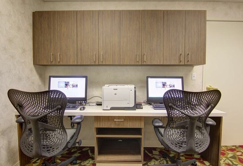 בית מלון כפרי Hilton Garden Inn Calgary Airport