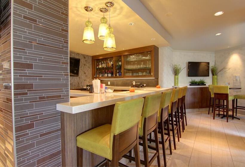 בית מלון כפרי Hilton Garden Inn Calgary Airport