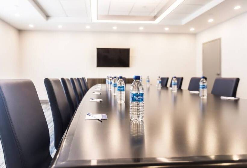 هتل Holiday Inn Express Toronto North York, An Ihg