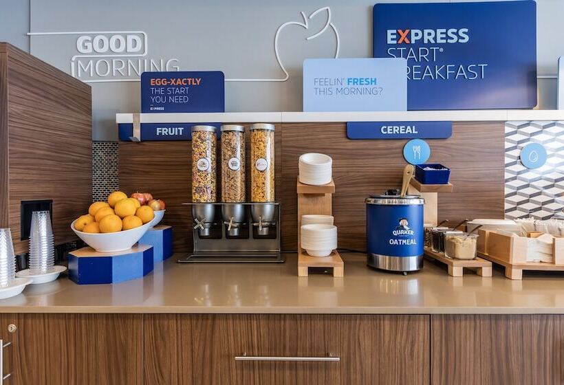 هتل Holiday Inn Express Toronto North York, An Ihg