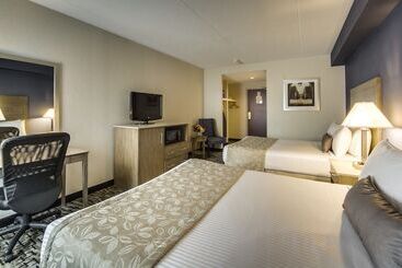 هتل Monte Carlo Inn Oakville Suites